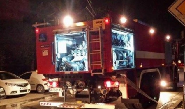Огромни пламъци: Огнен инцидент по тъмно в блок в Петрич