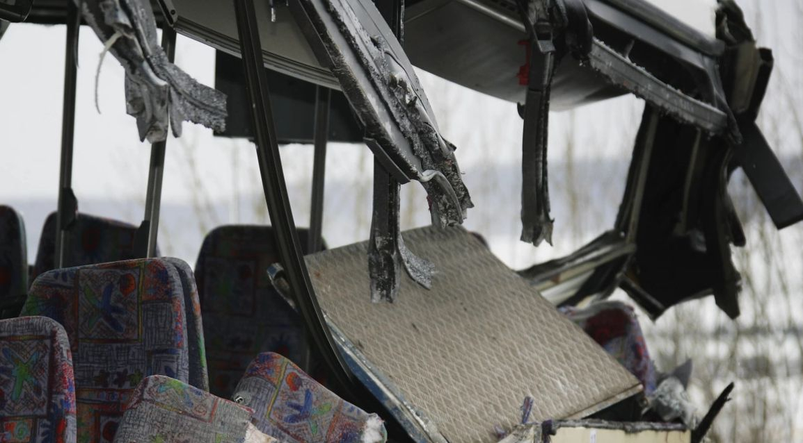 Автобус се заби в жилищна сграда в Италия СНИМКИ