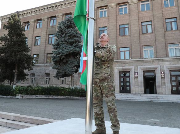 Алиев издигна знамето на Азербайджан в столицата на Нагорни Карабах СНИМКИ 