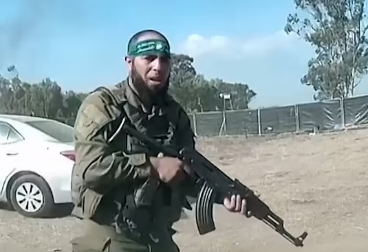 ВИДЕО 18+ от войната: Хамас екзекутират безмилостно ранени израелски жени войници 