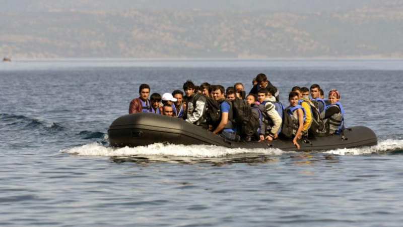 Ужас край брега в Гърция: Спипаха лодка с тумба мигранти, а последвалото е шокиращо