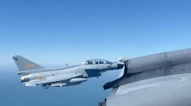 Екшън в небето: Китайски изтребител J-10 прихвана опасно канадски самолет ВИДЕО