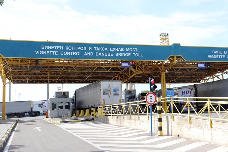 Митничари спряха за проверка 6 автобуса на "Дунав мост" и се хванаха за главите СНИМКА