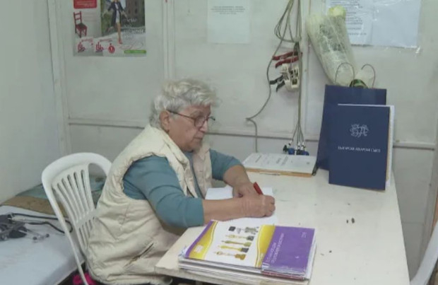 Лекари на 79 и 85 години са единствени за десетки села