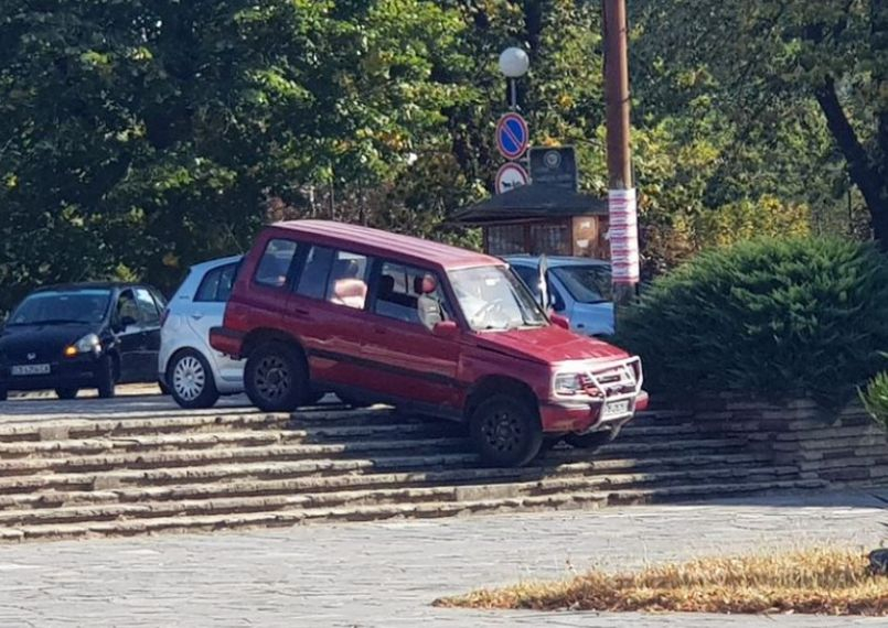 Шофьор смая с майсторлък, не е за вярване къде се озова джипът му ВИДЕО 