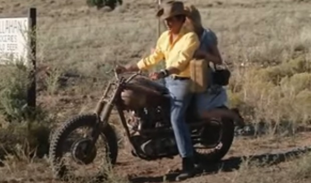 Интересната история на любовта на Елвис към този мотоциклет ВИДЕО
