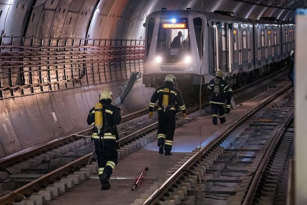 Извънредно: Огнен ужас в софийското метро, тече масова евакуация СНИМКИ