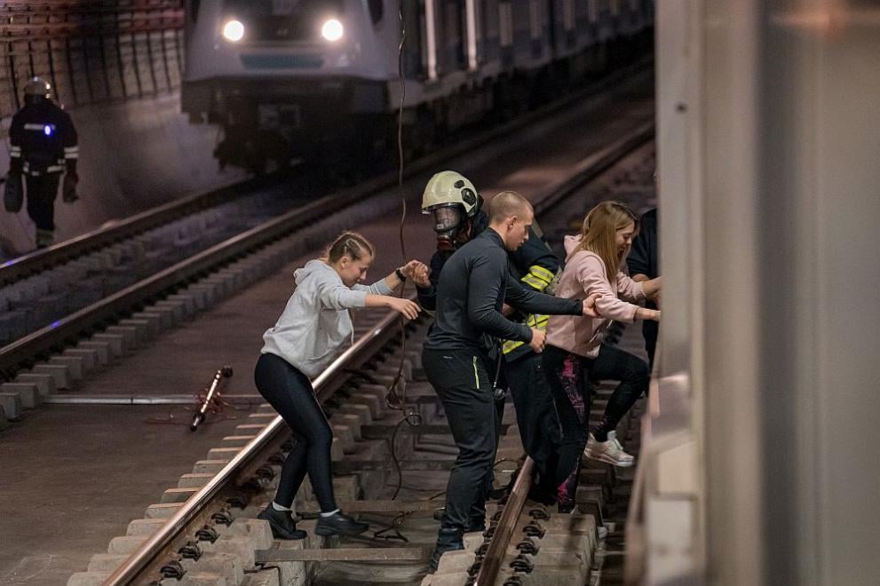 Извънредно: Огнен ужас в софийското метро, тече масова евакуация СНИМКИ