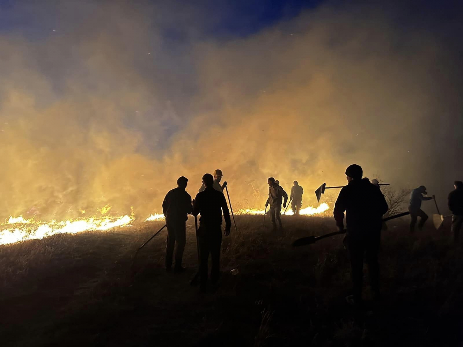 Страшно е: Огнен ужас край Костинброд, хората са в паника! Апокалиптични СНИМКИ