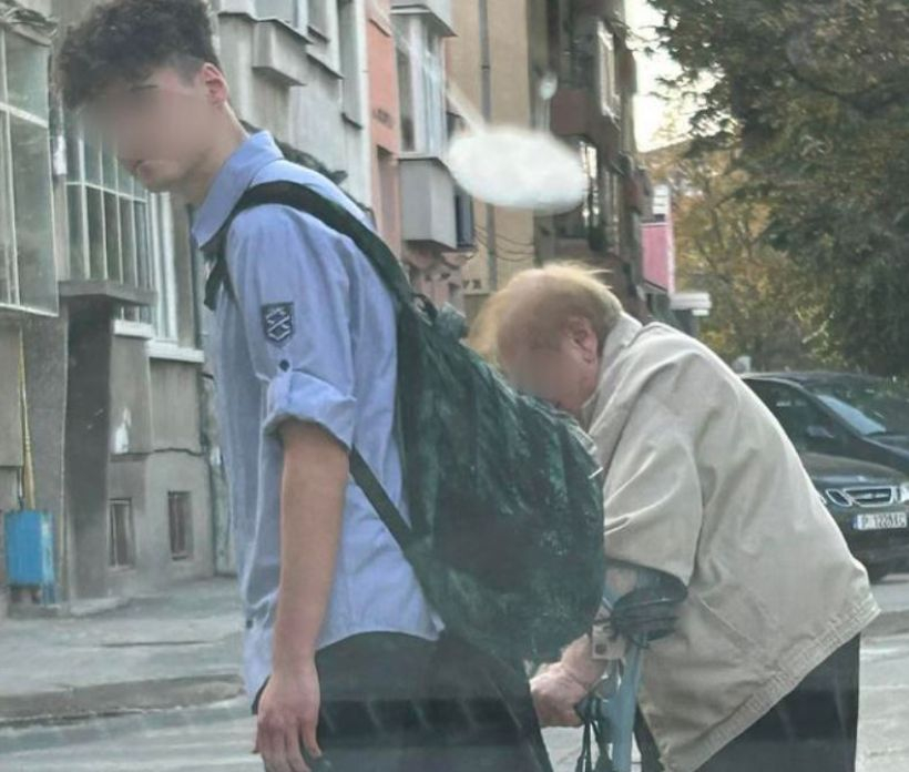 Русенка разтърси мрежата: С очите си видях какво направи това момче с бабата с бастуна 