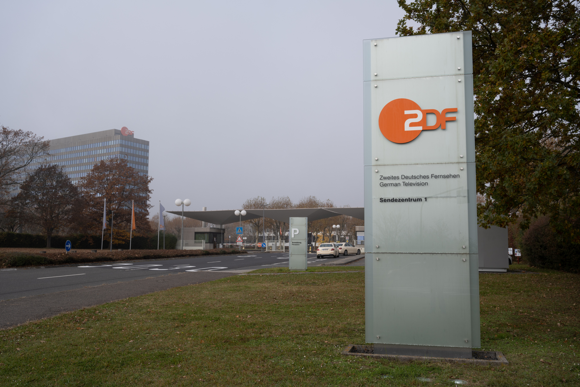 Евакуираха ZDF, вълна от бомбени заплахи в Германия 