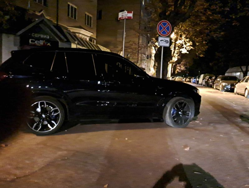 Шофьор с дипломатически джип нагло гази закона на пъпа на София СНИМКИ 