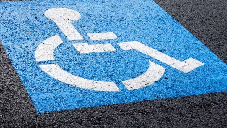 Голяма гавра с инвалидите, които имат нужда от места за паркиране