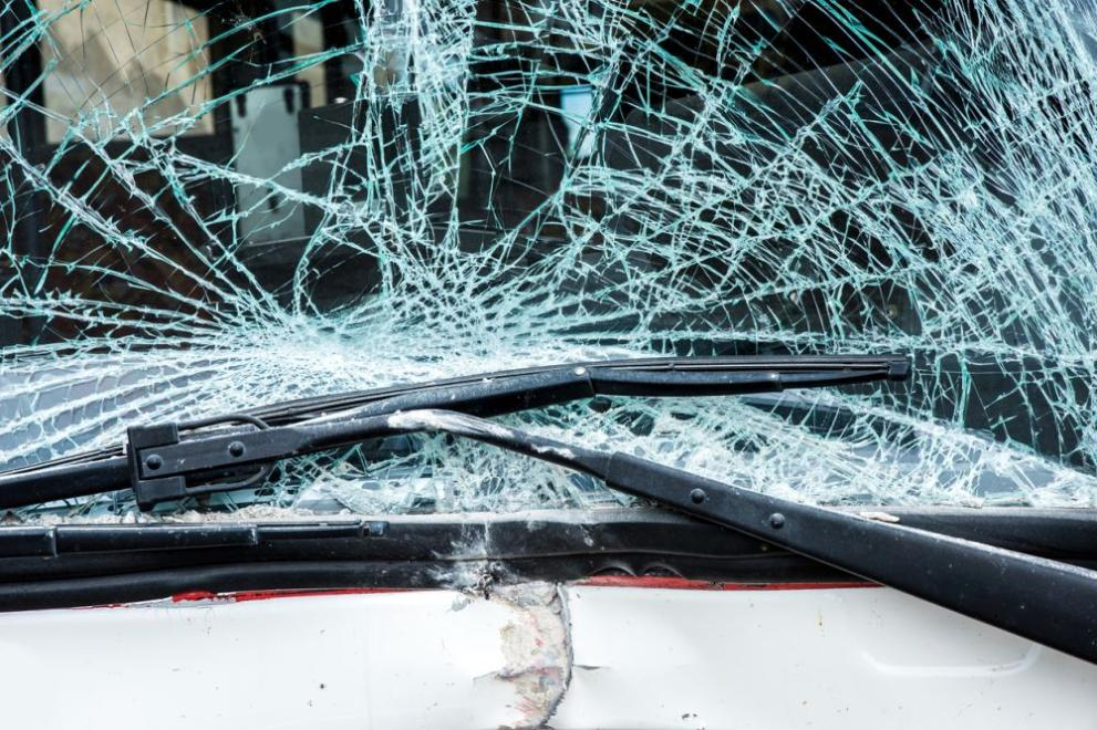 До 5 години затвор заплашват шофьора, разбил с ръце стъклото на бус в Пловдив