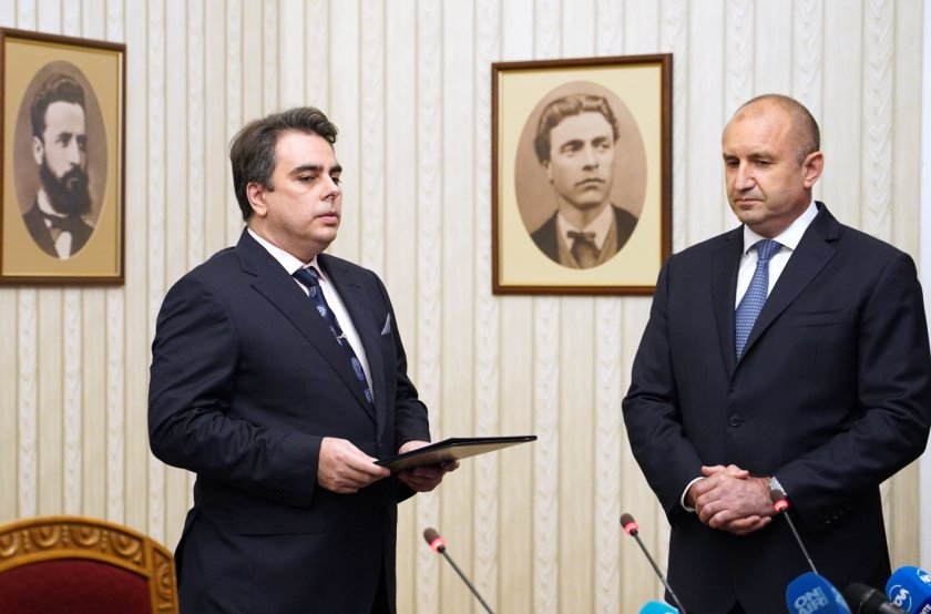 Асен Василев удари тежко президента и го обиди заради...