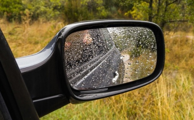 Показаха лесен начин за поддържане огледалата на колата сухи, когато вали ВИДЕО