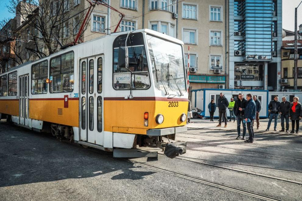 Необичаен пътник без билет се качи в столичен трамвай и разплака цяла България СНИМКА