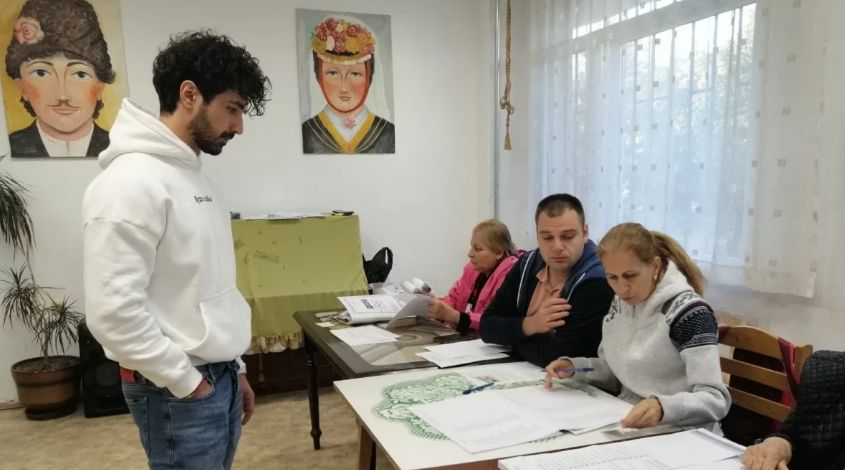 Всички в тази секция в Пловдив умряха от кеф, като видяха кой дойде да гласува в ранни зори СНИМКИ