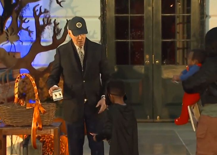 В навечерието на Хелоуин: Джо Байдън и съпругата му се маскираха и... ВИДЕО