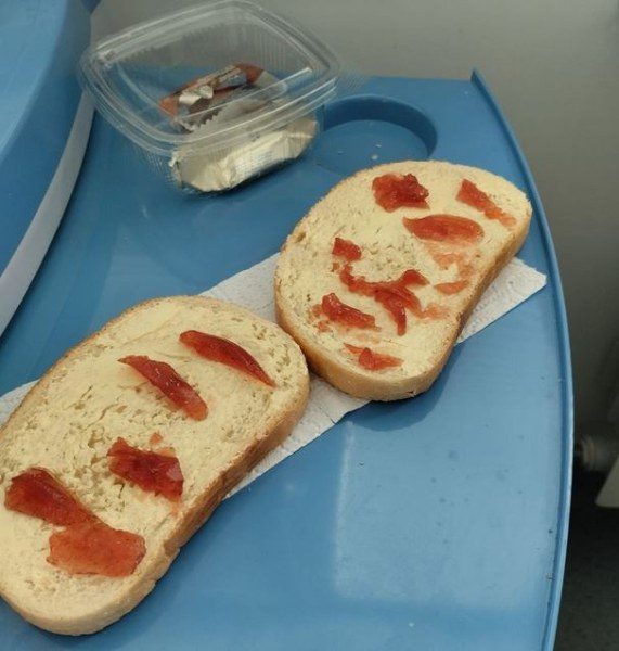 Пациент показа закуската си в болница във Велико Търново и взриви мрежата СНИМКА