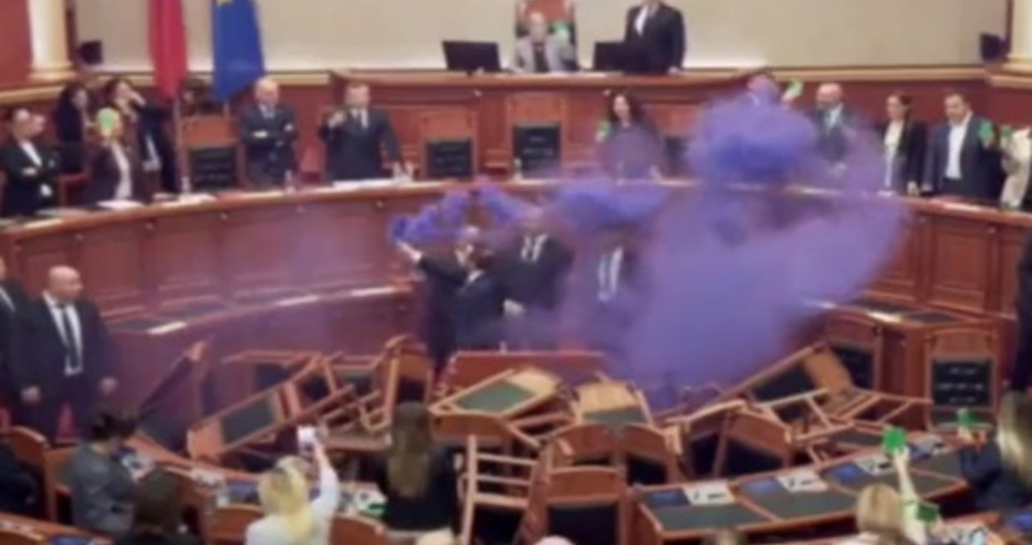 Страшен кютек в албанския парламент: Депутатите го обърнаха на пълен цирк ВИДЕО 