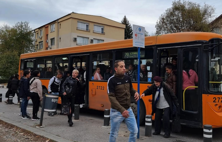 Любительское порно: Дочит на баб в автобусе в час пик