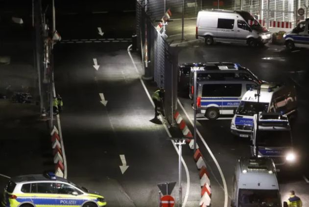 Извънредна ситуация на летището в Хамбург, мъж нахлу с кола и автомат на пистата и... СНИМКИ