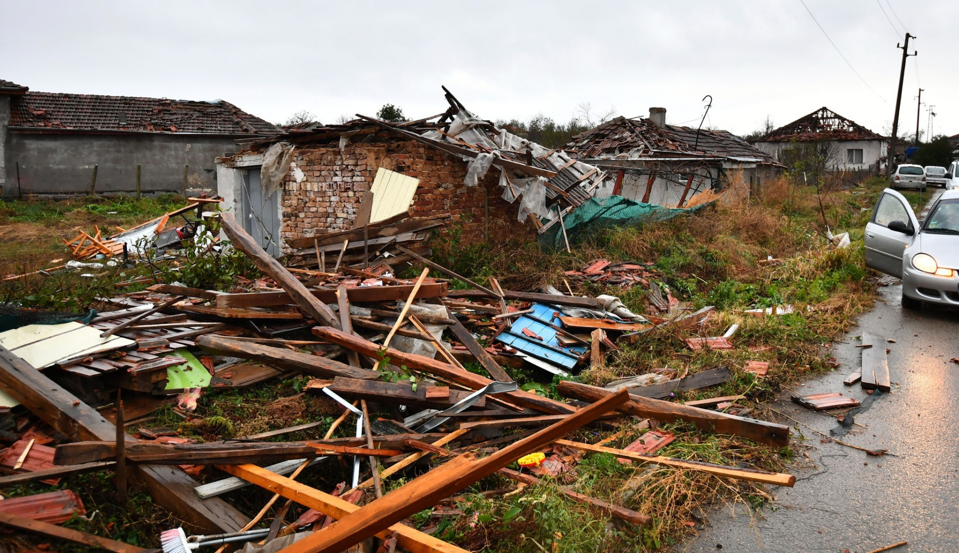 Стартира дарителска кампания за засегнатите от торнадото в Лъвино, търсят се доброволци