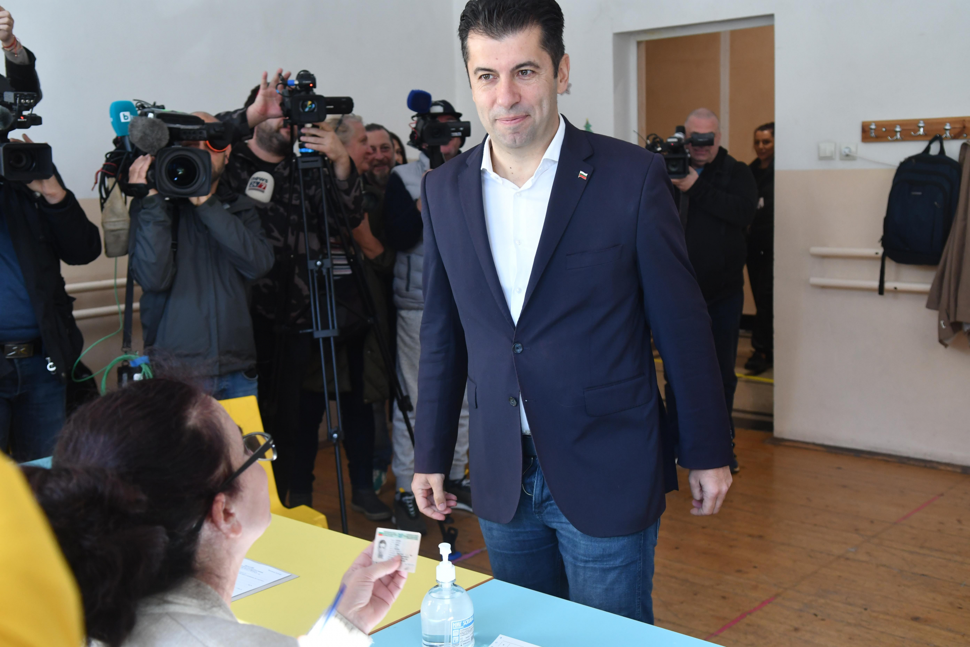 Кирил Петков се изложи брутално, гласува с разкопчани дънки СНИМКА 