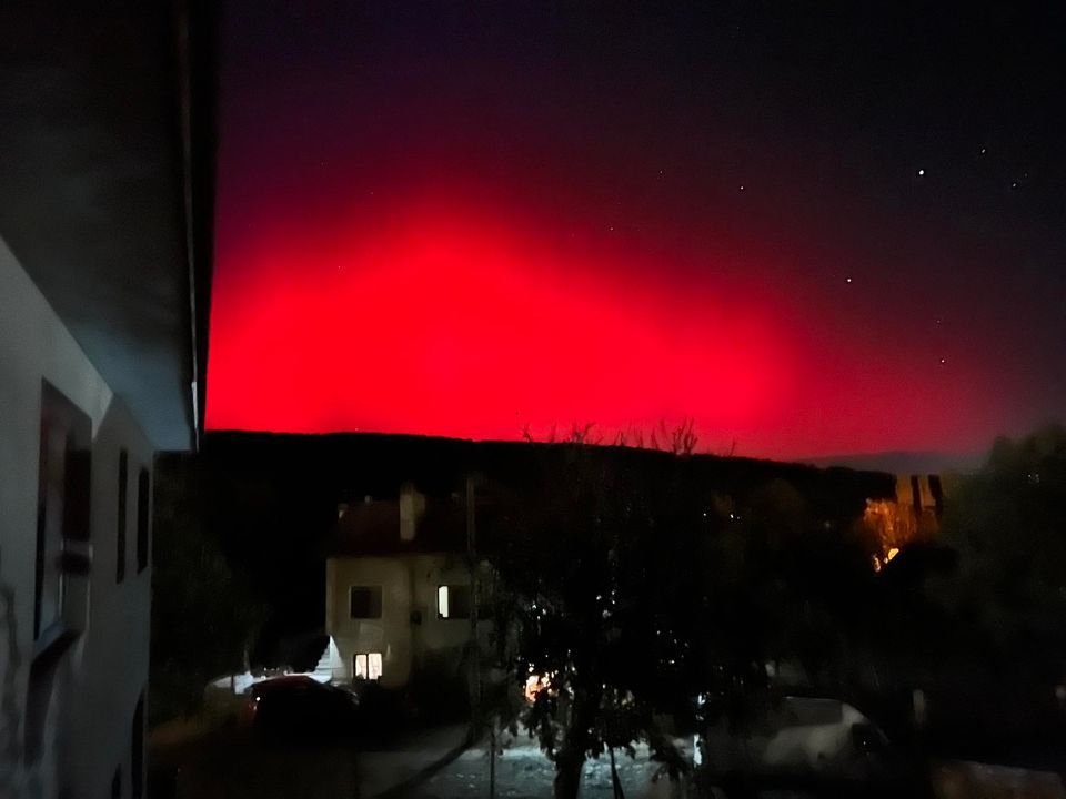 Поличба или чудо! Кървавочервено небе захлупи България след втория тур на кметските избори! Зрелищни СНИМКИ