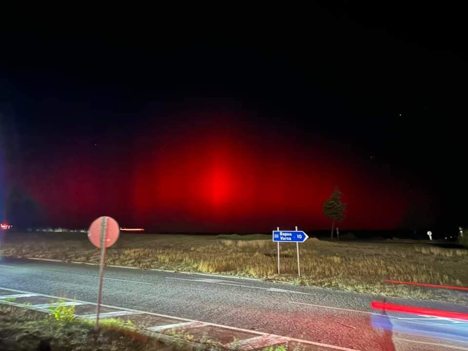 Шефът на обсерваторията в Рожен разкри тайните на червеното сияние в родното небе ВИДЕО