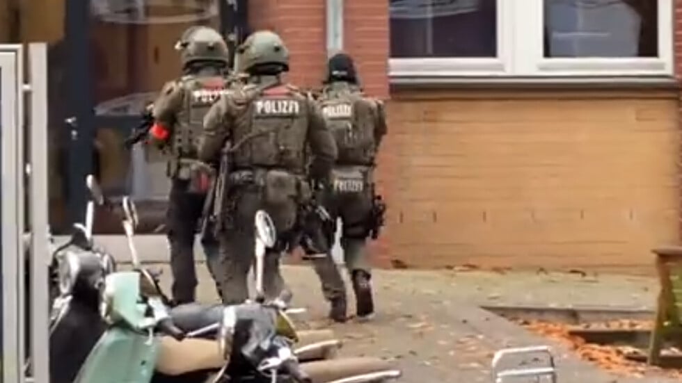 Ужас в Хамбург: Въоръжени се барикадираха в училище ВИДЕО