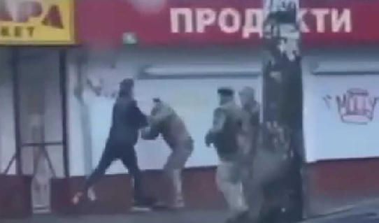 Украинец от Житомир преби военен комисар ВИДЕО 18+