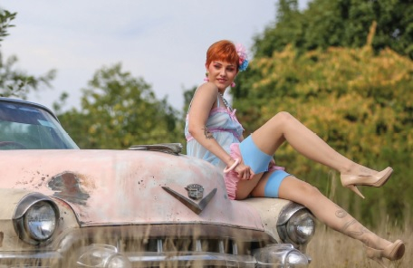 Секси красавици позираха в календар заедно с легендарни автомобили СНИМКИ 18+
