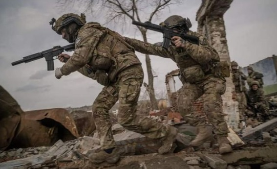 Украински военен разказа за ситуацията край Бахмут