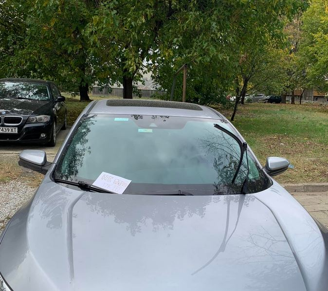 Жена паркира колата си в Пловдив, получи страшна бележка с букви в кървав цвят СНИМКИ