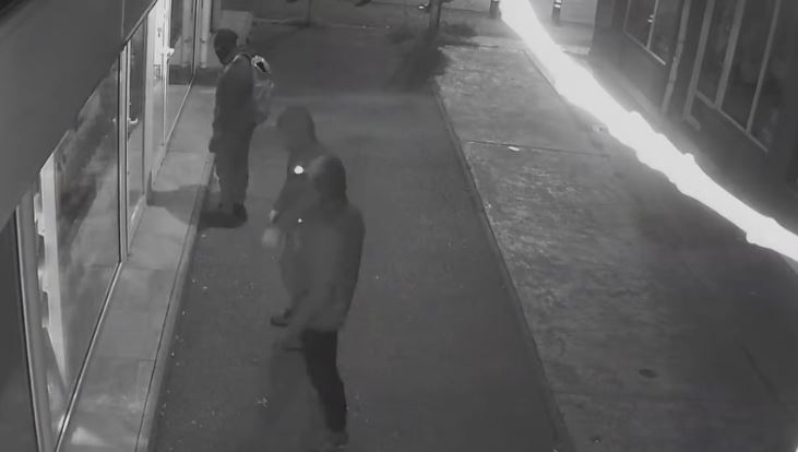 Обир в София! Опасни бандити разбиха столичен магазин, обявиха ги за издирване СНИМКИ