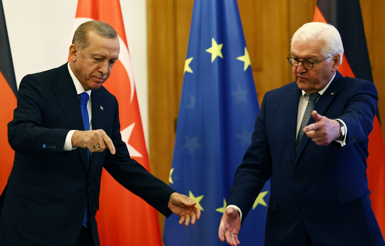 Искри: Германският президент и Ердоган се захапаха насред Европа