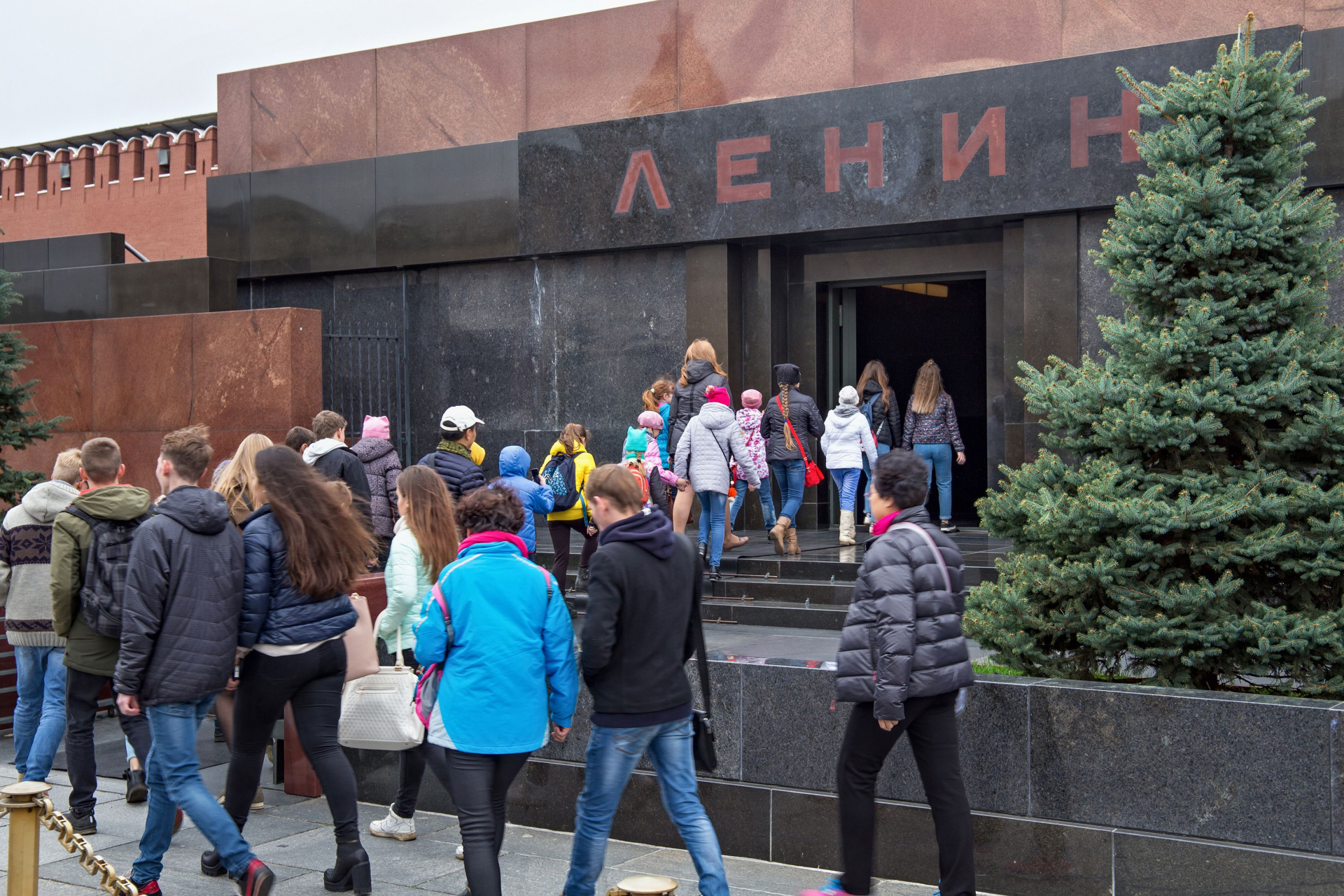 Строят мавзолея на Димитров за 6 дни, разделят Сталин от Ленин за Хелоуин 