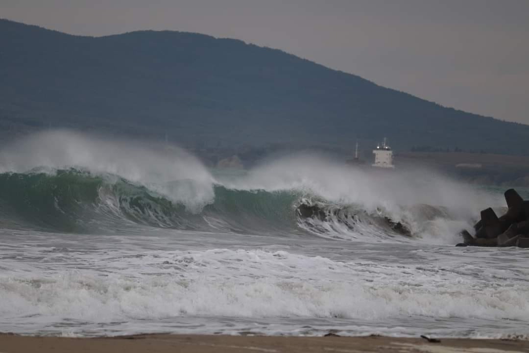 5-метрови вълни се вдигнаха край Варна, вятърът изби дограми и повали огради ВИДЕО