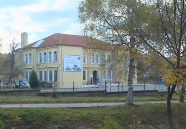 Жена нахлу в училище в Радомир и изведе две ученички ВИДЕО