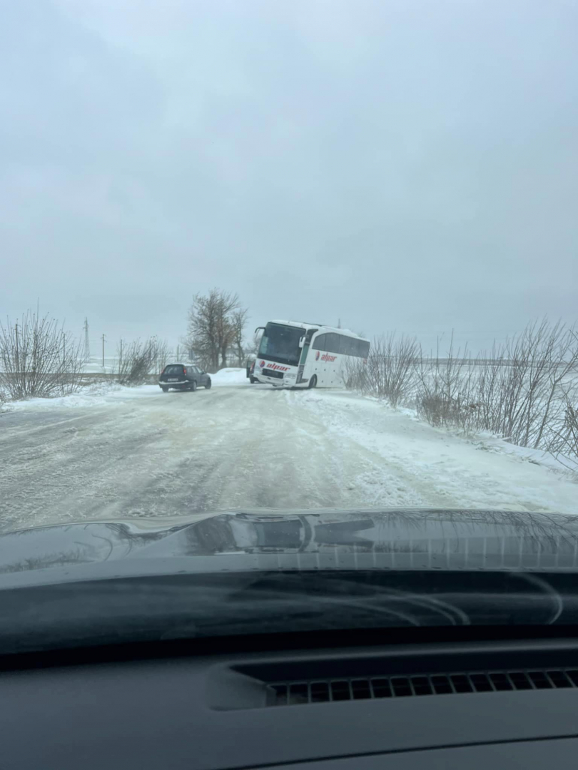 Адът няма край! 2 метра преспи и стотици блокирани камиони по пътя Варна - Добрич СНИМКИ