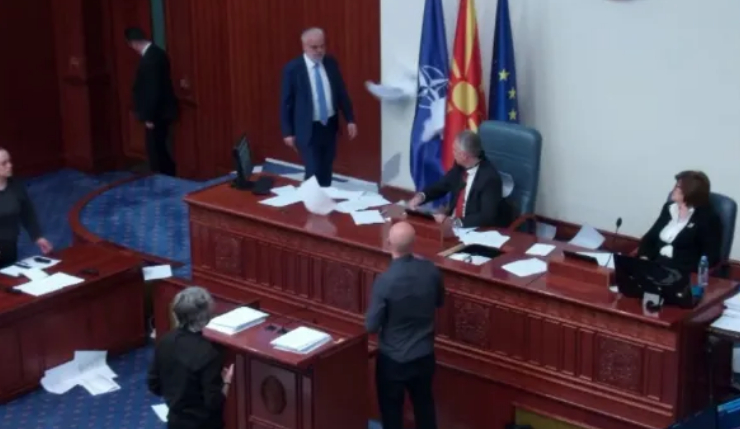 Вдигнаха във въздуха парламента в Северна Македония, летят...