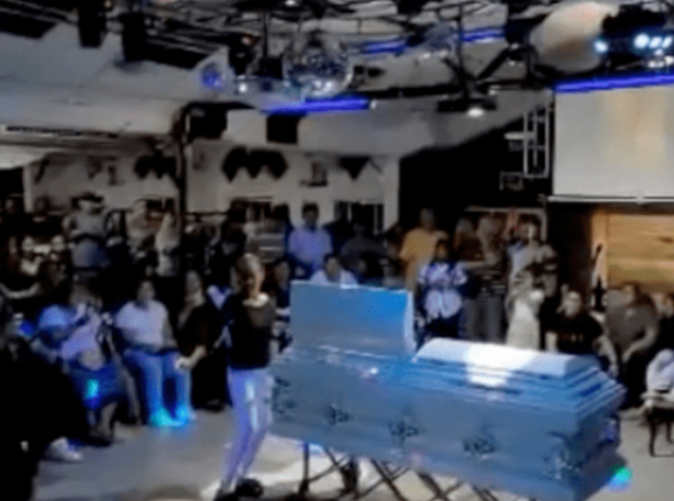 Смразяващо ВИДЕО: Кочвег с мъртвец в дискотека, кипят танци около него