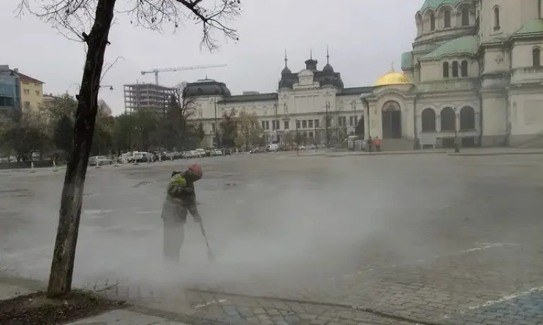 Безумие: Почистват паветата пред "Св. Ал. Невски" със... СНИМКИ