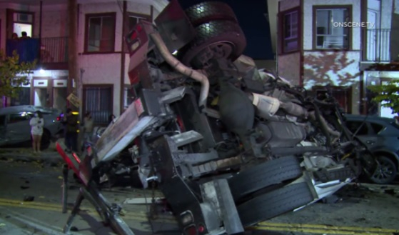 Зрелищни ВИДЕА: Шофьор на евакуатор разби брутално 13 коли