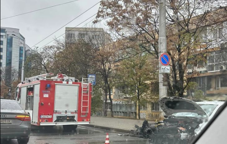 Извънредно в БЛИЦ! Тежка катастрофа в София, хвърчат линейка и пожарна СНИМКИ