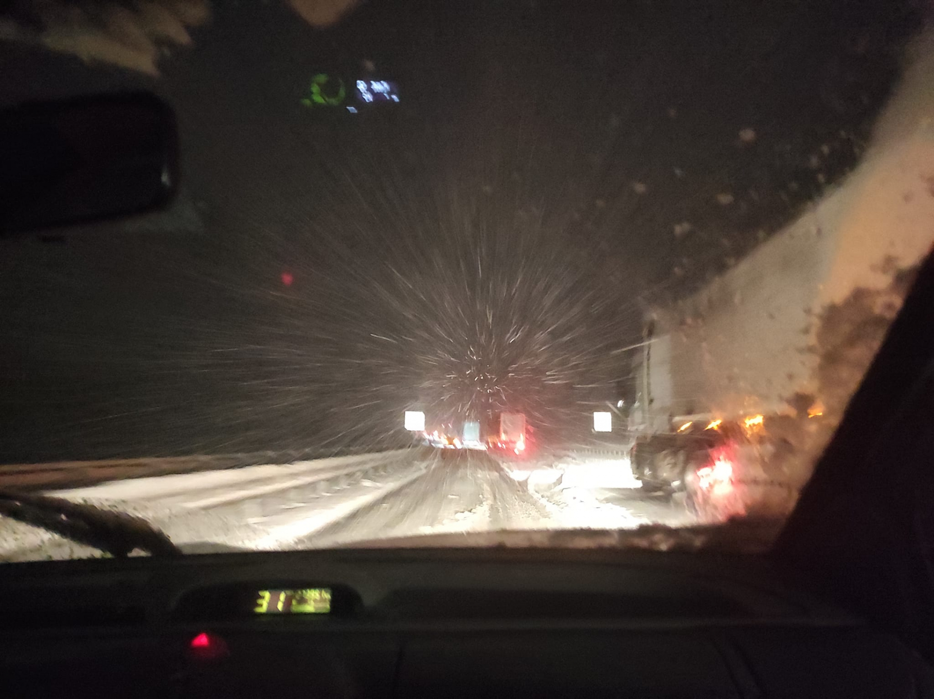 Извънредна ситуация на АМ "Струма" заради снега и тир ВИДЕО