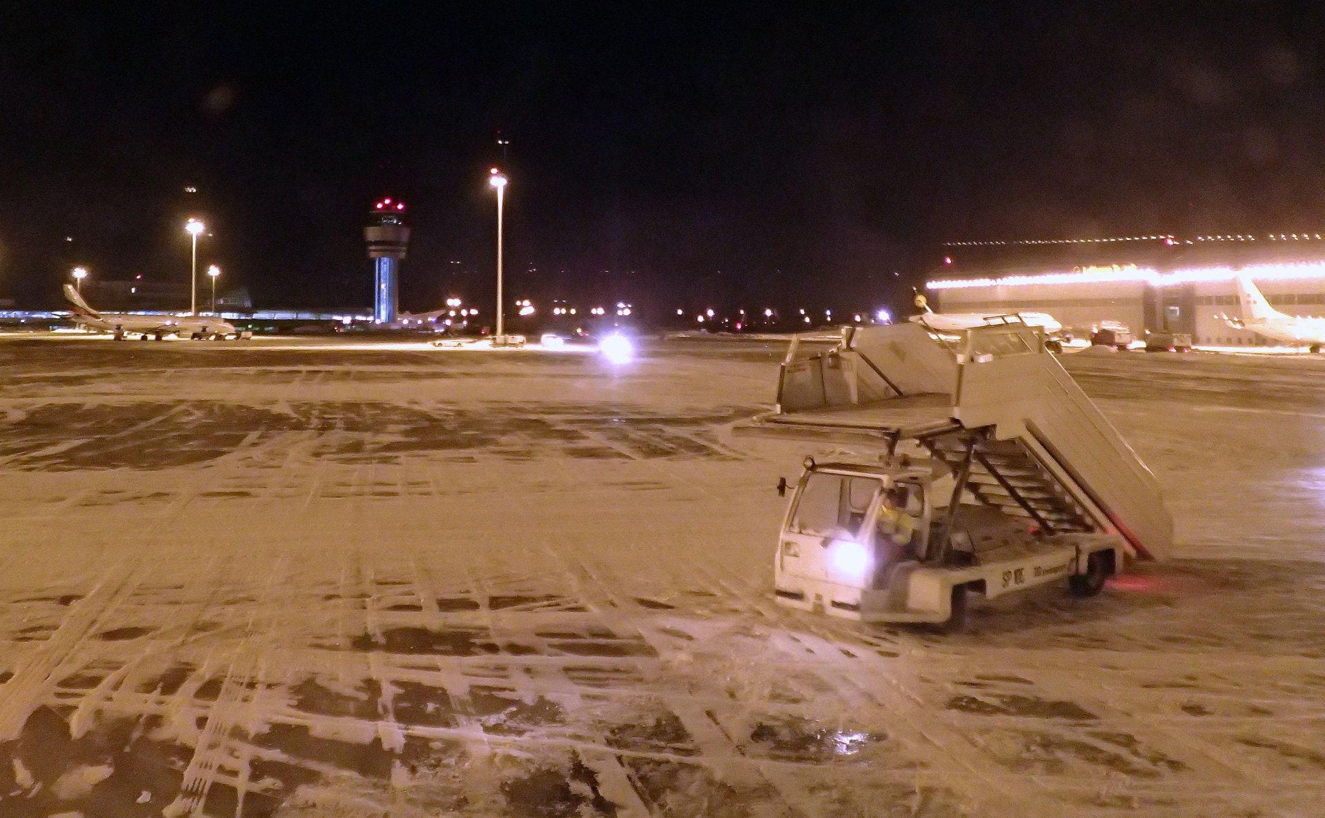 Снежна драма на летище "София", пътници са блокирани 