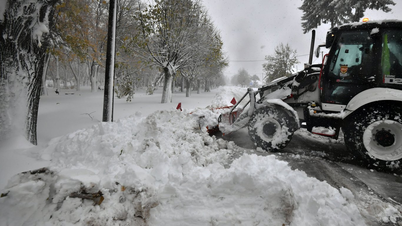 Нов снежен капан: Още блокирани автобуси, този път във Врачанско ВИДЕО